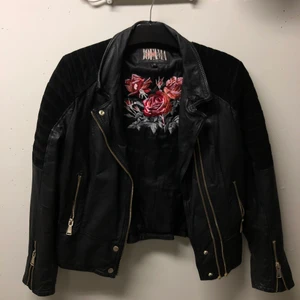 Skinnjacka Disignad av Caroline Roxy - Säljer min gamla jacka från jofama x Caroline Roxy. Inte använt den på flera år därav att jag säljer den🥰  frakt tillkommer (priset på frakten kan variera) 