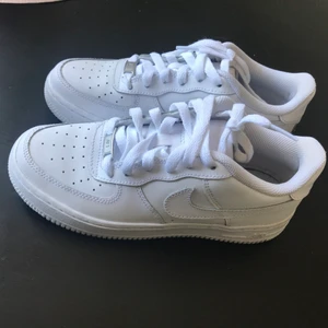 Nike Air Force 1  - Ett par Nike Air Force 1  i strl 36,5 säljes. Använd bara 2 gånger.  Stor i storleken därav måste jag sälja dom 🥲.   Originalpris 1150 kr säljer de för 600kr   Frakt betalas av köparen eller mötas upp i Stockholm.