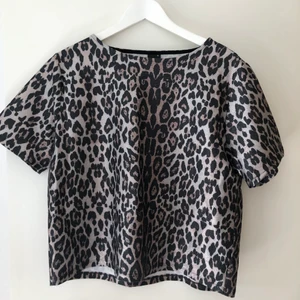 Topp i storlek M - Snygg topp från Ginatricot i storlek M. Mycket bra skick. Frakt tillkommer😊