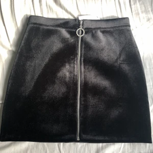 Svart kjol i sammet - Säljer min fina samets kjol som är helt ny, har fortfarande tag på. 