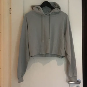 Cropped Hoodie - Ljusblå/turkos hoodie i ”kroppad” modell