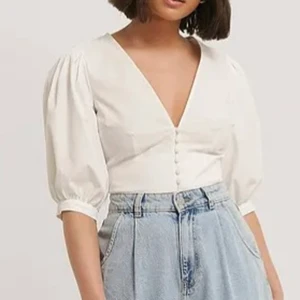 Vit blus - Tight vit blus med ballongärmar. Oanvänd. OBS! De svarta prickarna är på min kamera, ej plagget