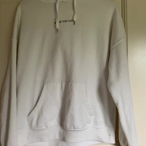 Snygg vit hoodie - Jätteskön vit hoodie med text 🤩 Sparsamt använd! Bekväm och avslappnad passform ⭐️