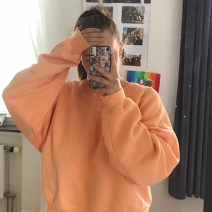 Oversized sweatshirt - Ocersized Sweatshirt från Bik bok i storlek XL, otroligt skön och anväd fåtal gånger:) köptes för 399