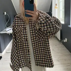 Intressekoll på min supersnygga jacka från samsøe samsøe. Den var tidigare väldigt lång i bak, men jag har sytt upp den så den istället slutar strax nedanför rumpan. Det är en oversized fit. Nypris var 2499kr. Färgerna är vit, brun, lila, svart och blå. 