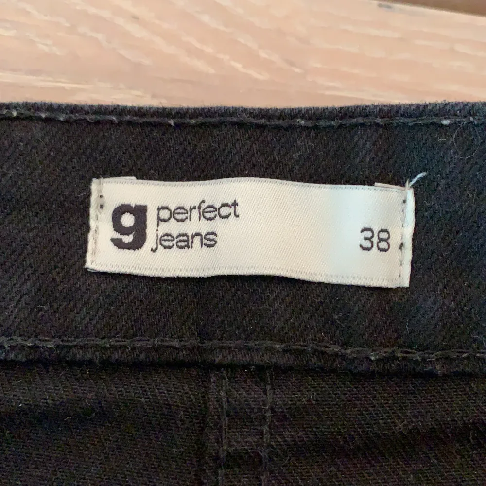 Jeans kjol i storlek 38, men skulle säga att den är en 36. Använd några gånger men är som ny. . Kjolar.