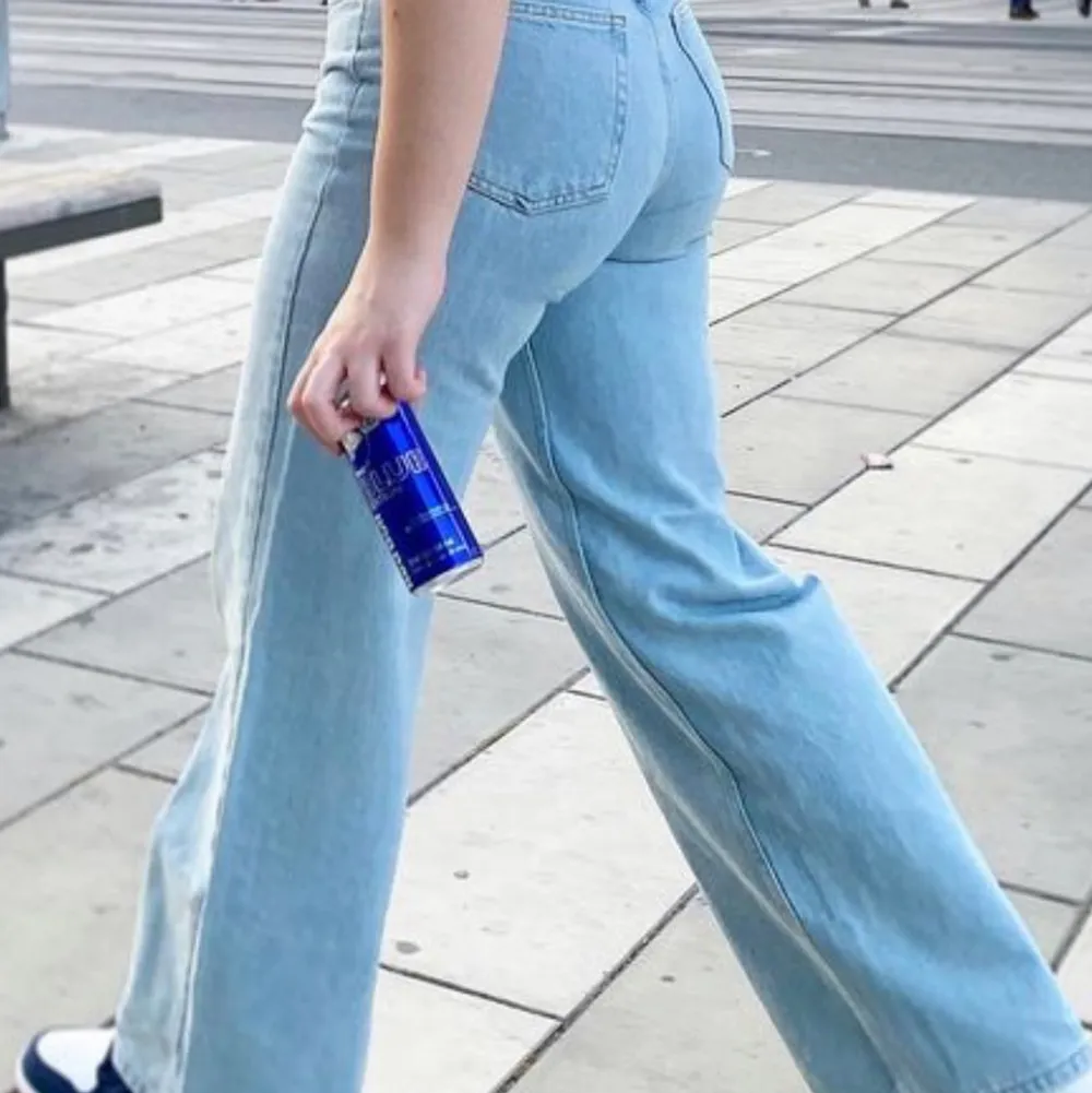 Ljusblåa, utsvängda, långa jeans från Junkyard i storlek 27. Köpt för 599kr. Använda va 4 ggr, inga defekter, som nya. Passar dig som har XS - M. Skriv för mer information eller bilder!☺️. Jeans & Byxor.
