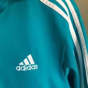 Adidaströja  - Adidaströja utan huva i nyskick! Tyvärr används den inte längre. Storlek 164 men passar mig bra som har S. 