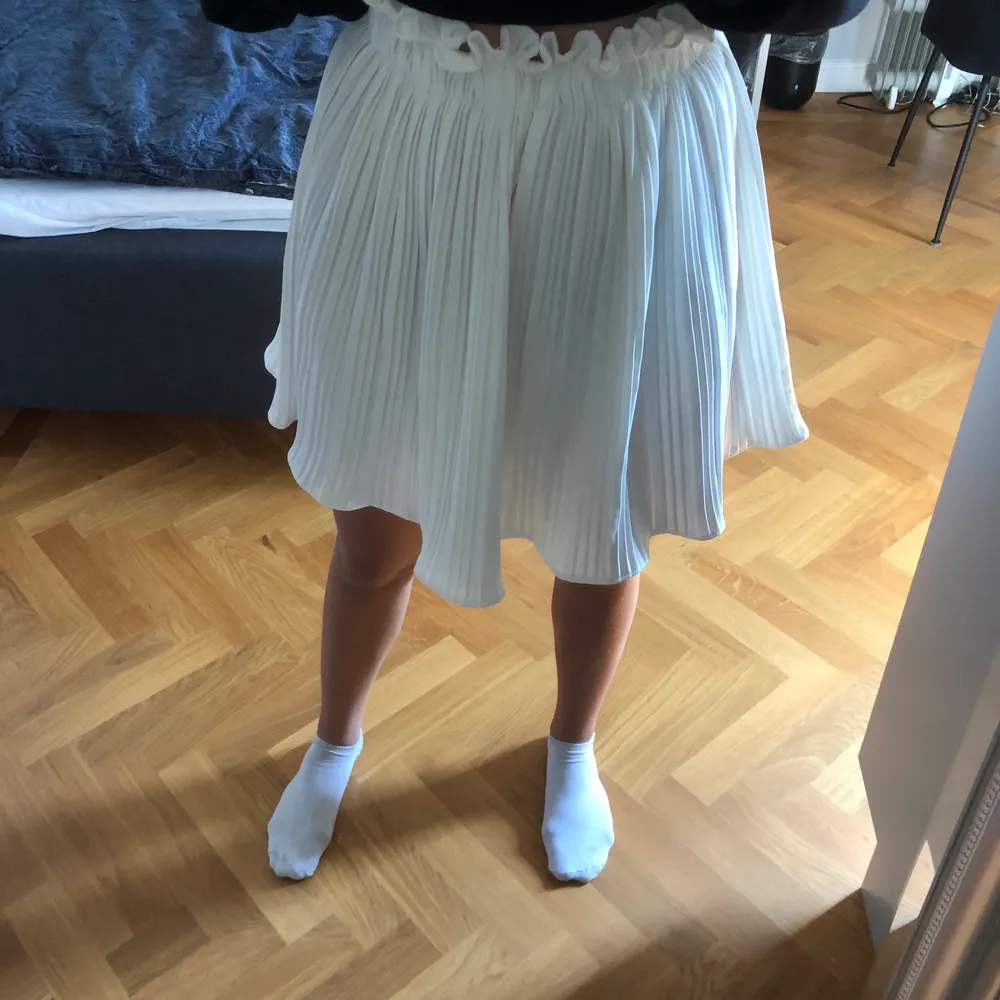 Jättefin vit kjol, endast använd en gång. I storlek 38 men väldigt stretchig i midjan och längden kan därför också justeras beroende på hur högt man har den i midjan. Skriv till mig privat för fler bilder eller om du har några frågor!. Kjolar.