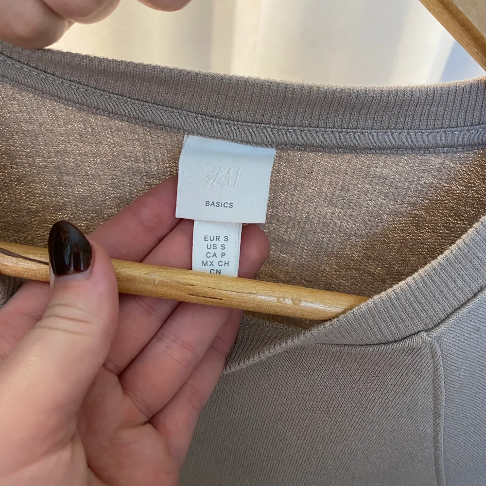 Beige sweatshirt från H&M. Skulle lämna tillbaka då jag råka beställa 2 men hade redan tagit av prislappen, så helt oanvänd! Storlek S, oversized. Köpt för 249kr. Skriv för mer information eller bilder ☺️. Tröjor & Koftor.