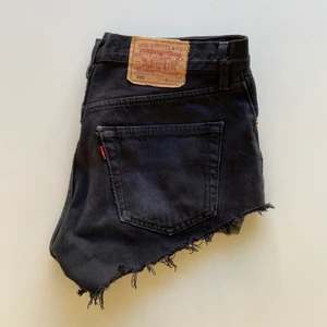 Svarta Levis shorts  - Säljer ett par svarta Levis shorts som inte längre kommer till användning. 