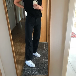 Svarta monki Yoko  - Säljer mina monki jeans i strl 26. Passar en vanlig S/36. Lagom långa på mig som är 175cm med lång ben. Sista bilden är ifrån hemsidan!  