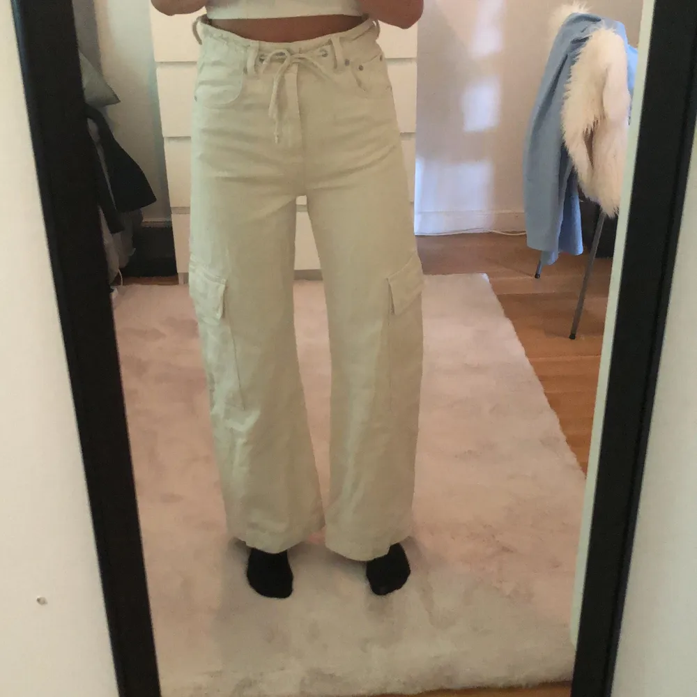 Ett par beige/vita jeans ifrån weekday som är vida i benen. Är i storlek 34. Har två fickor på benen och snörning i midjan. Köptes för 600 kr och sälj för 300 kr (pris kan diskuteras). Har inte användning av dom längre.. Farkut & Housut.