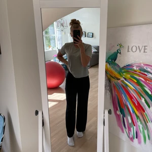 Kostymbyxor  - Säljer mina kostymbyxor från BikBok då dem inte kommer till användning längre. Lite noppriga men är i fint skick. (jag är 168) 💖