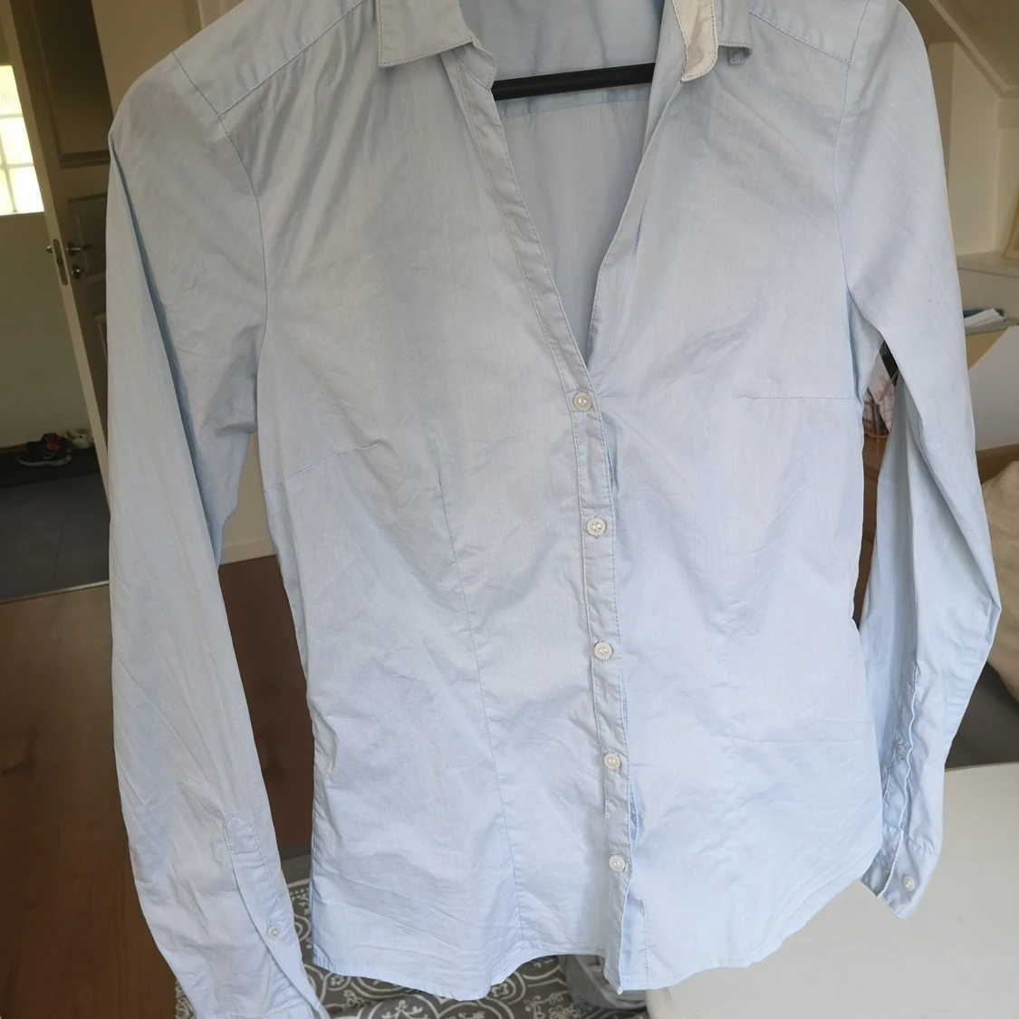 Ljusblå skjorta från H&M 