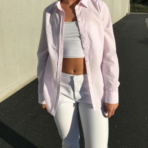 Rosa randig skjorta bondelid - Rosa vit randig skjorta från bondelid. Knappt använd och är i väldigt bra o fint skick. Storlek 36