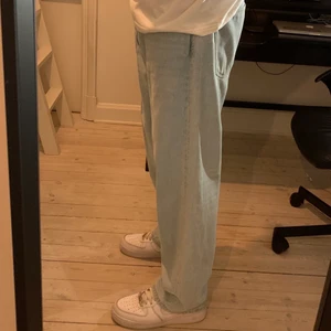 Weekday jeans  - Vida weekday jeans i gott skick. Storleken är 32/30. Modell (Galaxy loose straight jeans) Ljusblåa. 