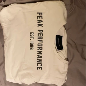 Peak Performance T-shirt - Säljer denna PeakPerformace Tshirt. Bra skick, inga defekter. Använd fåtal gånger. Strl S men passar även M. Köpare står för frakt (45kr)
