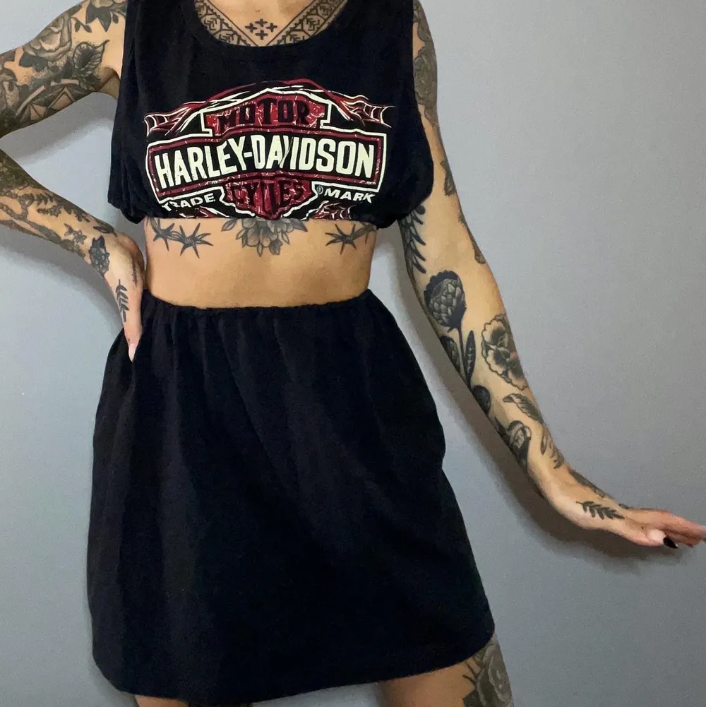 Vintage Harley Davidsson tank top som jag sytt om till en crop dress. Klänningar.