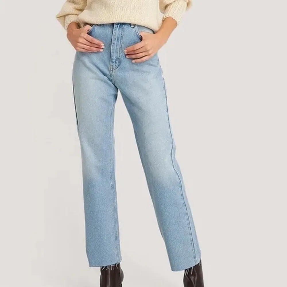 Nya högmidjade raka jeans från NAKD i storlek 40. Jättefin blå tvätt. Har inget att anmärka på då de som sagt aldrig är använda. Säljer pga för stora för mig.. Jeans & Byxor.