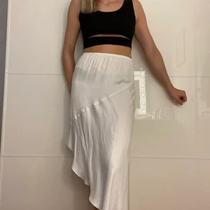 Vit satinkjol - Vit satinkjol i storlek S, resår i midjan och ingen dragkedja