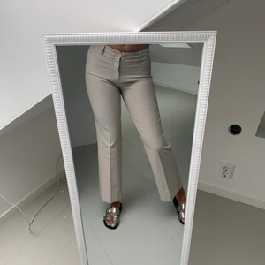 Kostymbyxor - Skitsnygga beiga kostymbyxor köpta på second hand. Lite korta på mig som är 175 cm men fortfarande snygga!! 