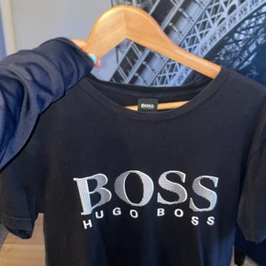 Hugo boss tröja  - Hugo boss tröja, herr st M. Nyskick. Kan gå ner i pris vid snabb affär. 