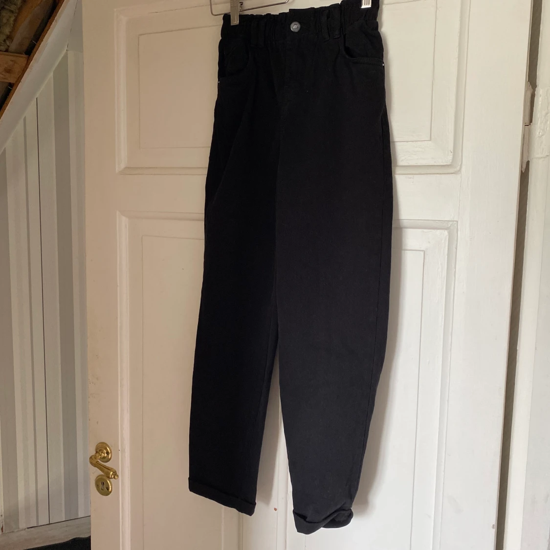 Svarta jenas med paperbag midja. 