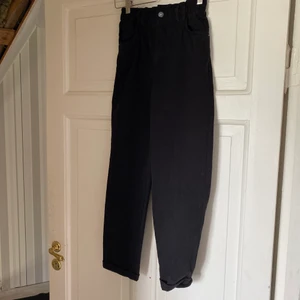 Svarta jenas med paperbag midja.  - Oanvända