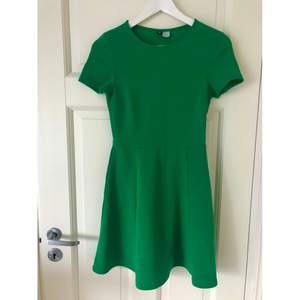 Grön figurnära klänning, strl 34 använd 2ggr i finaste gröna färgen 💚   Kommer från ett djur och -rökfritt hem.