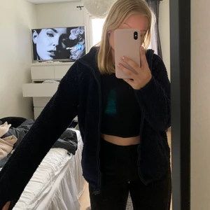 Fleecetröja ifrån Monki stl S  - Mörkblå fleecetröja ifrån Monki, supervarm och skön nu till hösten/vintern!! 💙 Använd ett fåtal gånger så i superfint skick. Köpt för 400, säljer för 100 + frakt 