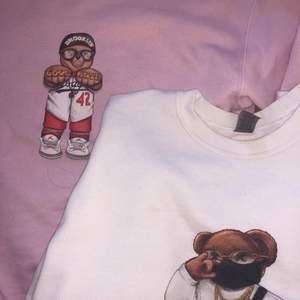 Säljer dessa två sweatshirt från Fashion Bear, den vita är i storlek M och den rosa i storlek S. Säljer för 200kr styck! Kan skickas om köparen står för frakt!! DEN VITA ÄR SÅLD!! Tvättar självklart alltid kläderna innan jag skickar dom!!💘💘