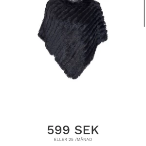 päls poncho från miinto (onesize) - testat den en gång, ej använt sen dess. färgen är svart så som du kan se på bilden, och allt är gott som nytt. köpte ungefär för en månad sen och jag kände att den ej passa min stil. du kan pruta frakten