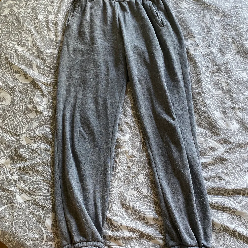 Klassiska gråa mjukisbyxor med resår i midjan och fötterna. Fickor på båda sidor. Lite slitna men väldigt sköna.. Jeans & Byxor.
