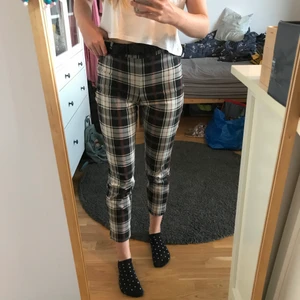 H&M skinny byxor med rutor - Fina fina HM byxor med fina rutor i färganarna svart, brunt, grå och vit. 