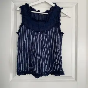 Mörkblå/Vit randig topp/linne blus från Ruth & Circle. Använd endast en gång så i nyskick. Nytvättad så behöver enbart strykas! 