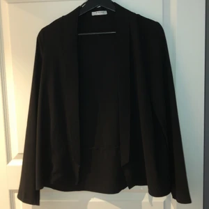 Svart kavaj - Svart kavaj från märket Pieces. Storlek S. Använd 2 gånger. Katt finns i hemmet. 