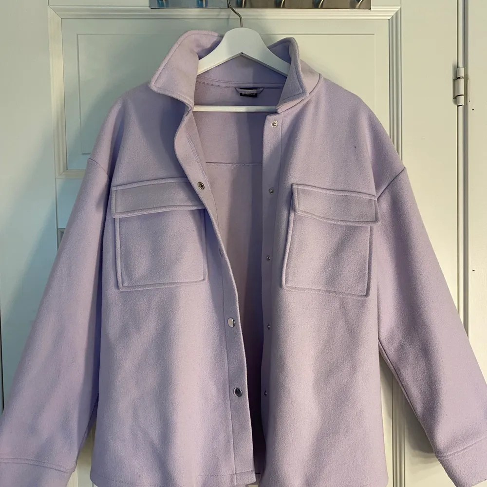 Säljer denna fina pastell-lila jackan från Gina Tricot i storlek M!💜 Den är sparsamt använd, köpte för 500 och jag säljer den för 350 exklusive frakt☺️. Jackor.