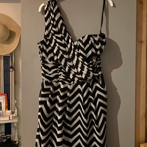 Klänning - En lite 80’s inspirerande klänning💕 används inte så försöker sälja istället innan den skänks💖 frakt tillkommer på 79kr