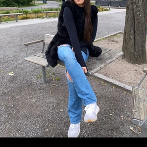 Svart fake päls väst - As snygg pälsväst! FAKE! från garoff, ser helt ny ut! Nypris 600 BUDA så kan vi diskutera pris det är stolek 36 men passar både stötta och mindre