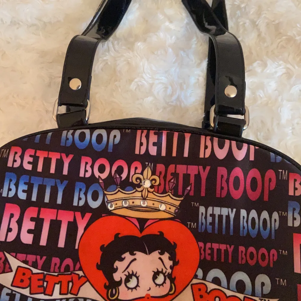 Så fin Betty Boop väska💓 pyttelite smutsig på hennes ansikte annars i toppskick💓. Väskor.