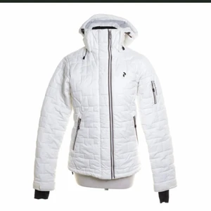 Peak Performance Jacka - Äkta Peak Performance dam jacka säljes. Strl s. Köpt förra året. Jackan är i mycket bra skick som ny. Priset går att diskutera. Skriv för mer info.