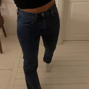 Jättesnygga Levis 501 jeans!! Storlek W30 L30, sitter jättesnyggt och är bekväma, har knappar som gylf och är lågmidjade🥰🥰