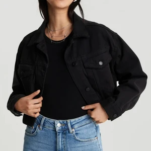 Svart jeans jacka  - Super snygg croppad svart jeans jacka ifrån Gina Tricot. Stl S men den är oversize så passar nog XS-M. Nypris 499kr💗