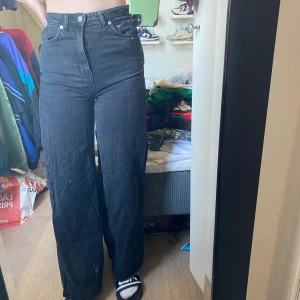 Jeans weekday - Köpta i oktober använd en del men inga slitningar eller något. 25:32 säljer för dom har blivit för små
