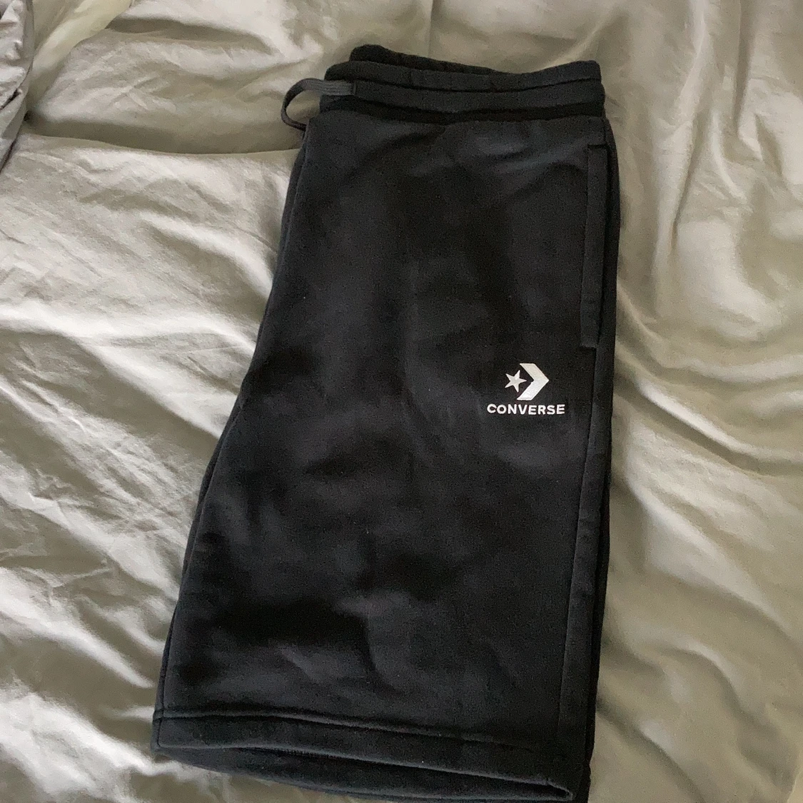 Oanvända converse short i sterlek medium