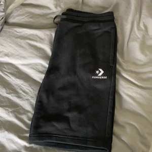 Oanvända converse short i sterlek medium - Converse shorts som är helt oanvända. Lappen med detöajer finns kvar. 