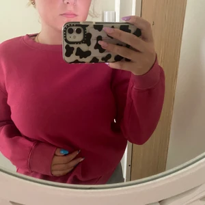 Rosa sweatshirt  - Säljer min hemma färgade sweatshirt. Den är från H&M och passar både till sommaren och vintern. Köparen står för frakten och om ni vill ha en bättre bild på tröjan är det bara att fråga eller annan information 