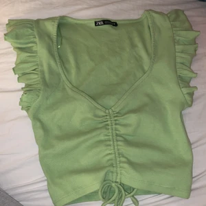Zara topp - Asfin grön topp från Zara i strl S som är endast testad men säljer den då den inte kommit till användning. 