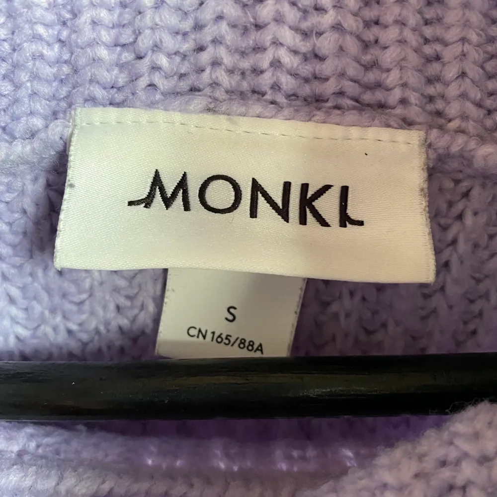 En fin stickad tröja från Monki i bra skick, köpt här på plick men säljer pga. Att den inte andväns. Köparen står för frakt. Stickat.